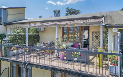 Casamia Tuscan Oasis: 4Br Panoramic Penthouse, Sky: Balkon, Blumentopf, Veranda, Eisen, Schatten, Zimmerpflanze, Stuhl, Design, Outdoor Struktur, Geländer