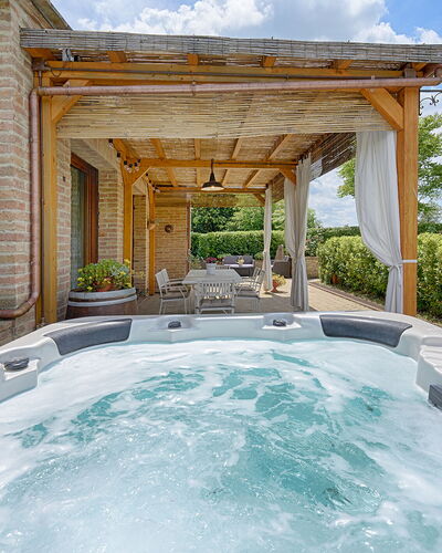 Capanna Di Elfo: Schwimmbad, Resort, Möbel, Blumentopf, Eco Hotel, Freizeit, Zimmerpflanze, Gartenmöbel, Badewanne