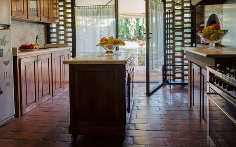 Dimora Di Castroncello: Möbel, Flooring, Interior Design, Fussboden, Holz, Beleuchtung, Countertop, Zimmer, Holzbeize, Küche