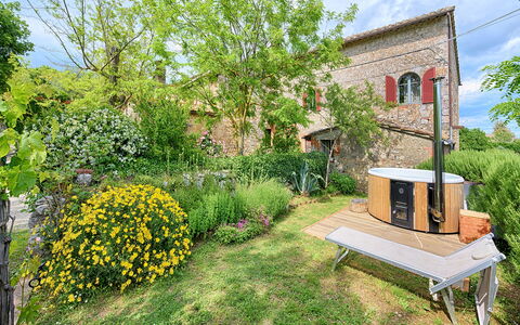Podere Lorena, Charming Tuscan Farmhouse: Garten, Strauch, Grundstueck, Hinterhof, Rasen, Garten, Landscaping, Schatten, Gartenbauten, Outdoor Struktur