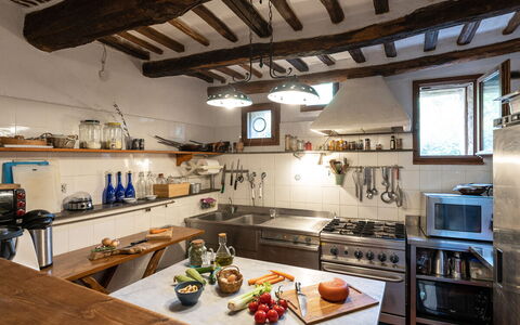 Podere Lorena, Charming Tuscan Farmhouse: Küche, Möbel, Countertop, Interior Design, Holz, Küchengerät, Decke, Flooring, Beleuchtung, Zimmer
