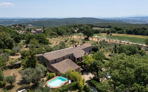Podere Lorena, Charming Tuscan Farmhouse: Baum, Vegetation, Haus, Wohngebiet, Landschaft, Dach, Zuhause, Ländliches Gebiet, Grundstueck