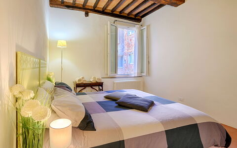 The Silent Courtyard Retreat: Spacious 2-Bedroom S: Interior Design, Holz, Schlafzimmer, Decke, Bett, Möbel, Zimmer, Flooring, Fussboden, Bettdecke