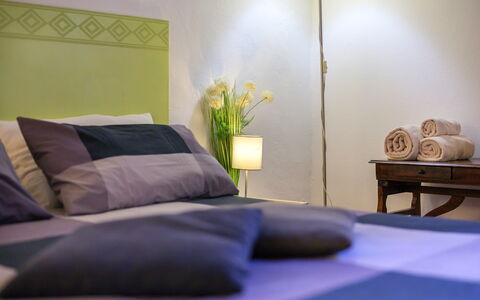 The Silent Courtyard Retreat: Spacious 2-Bedroom S: Bett, Möbel, Schlafzimmer, Bedding, Interior Design, Bettdecke, Linens, Zimmer, Fussboden, Textil