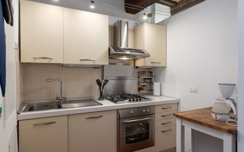 The Silent Courtyard Retreat: Spacious 2-Bedroom S: Küchengerät, Küche, Countertop, Major Appliance, Cabinetry, Herd, Herd, Haushaltsgerät, Interior Design, Spüle