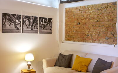 The Silent Courtyard Retreat: Spacious 2-Bedroom S: Wand, Interior Design, Möbel, Flooring, Zimmer, Zuhause, Fussboden, Wohnzimmer, Beleuchtung, Couch