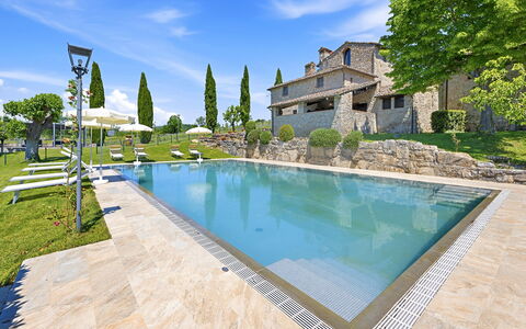 La Dimora del Chianti Dimora: Stunning Tuscan Ston: Blau, Schwimmbad, Estate, Resort, Gartenmöbel, Thermae, Villa, Eco Hotel, Water Feature, Hazienda