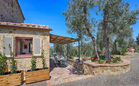 Marielena Authentic Chianti Retreat: Panoramic Vie: Hütte, Garten, Hinterhof, Landscaping, Garten, Estate, Backstein, Bauernhaus, Flagstone, Steinwand
