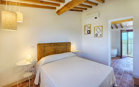 Marielena Authentic Chianti Retreat: Panoramic Vie: Wand, Interior Design, Schlafzimmer, Flooring, Zuhause, Fussboden, Bett, Decke, Möbel, Zimmer