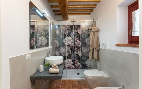 Marielena Authentic Chianti Retreat: Panoramic Vie: Armatur, Interior Design, Flooring, Badezimmer, Fussboden, Sinken, Zapfhahn, Bad Sink, Installation, Zuhause
