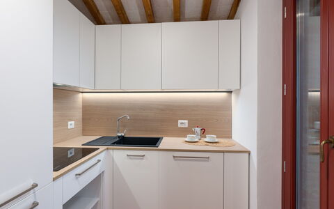 Marielena Authentic Chianti Retreat: Panoramic Vie: Wand, Küche, Holz, Interior Design, Countertop, Flooring, Küchengerät, Cabinetry, Fussboden, Major Appliance
