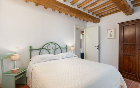 Marielena Authentic Chianti Retreat: Panoramic Vie: Wand, Schlafzimmer, Möbel, Bett, Interior Design, Decke, Fussboden, Flooring, Bedding, Bettdecke