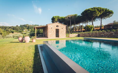 Villa Petrosa: Your Private Escape Overlooking the: Schwimmbad, Garten, Estate, Landscaping, Resort, Hinterhof, Water Feature, Bauernhaus, Villa, Hof