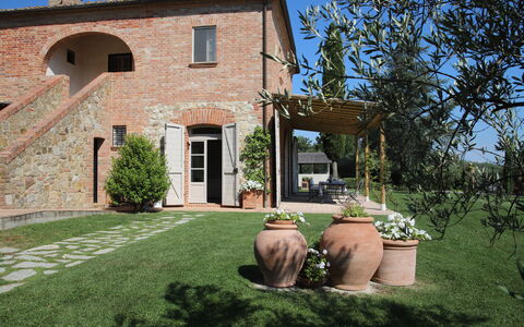 Villa Petrosa: Your Private Escape Overlooking the: Zuhause, Wohngebiet, Strauch, Haus, Garten, Dach, Estate, Backstein, Tür, Bauernhaus