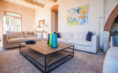 Villa Petrosa: Your Private Escape Overlooking the: Möbel, Couch, Wand, Holz, Flooring, Interior Design, Fussboden, Wohnzimmer, Dekokissen