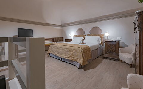 Elegant Suite: Florence Apartment with View on Med: Möbel, Interior Design, Flooring, Fussboden, Schlafzimmer, Bett, Decke, Beleuchtung, Zimmer, Bedding
