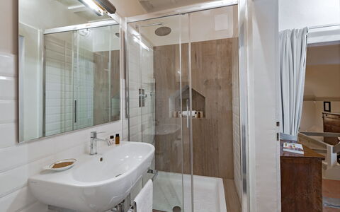 Elegant Suite: Florence Apartment with View on Med: Badezimmer, Armatur, Interior Design, Flooring, Fussboden, Sinken, Installation, Zimmer, Decke, Zapfhahn