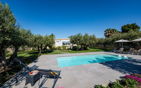 Villa Virginia: Blau, Schwimmbad, Resort, Garten, Schatten, Estate, Landscaping, Gartenmöbel, Eco Hotel, Hazienda