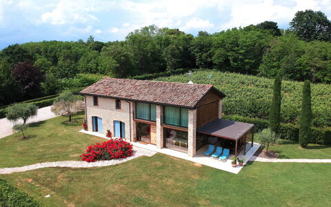 Villa Montello Pool, Jacuzzi, Ac, Wifi, Treviso: Haus, Zuhause, Strauch, Hütte, Dach, Bauernhaus, Wohngebiet, Garten, Grundstueck, Estate
