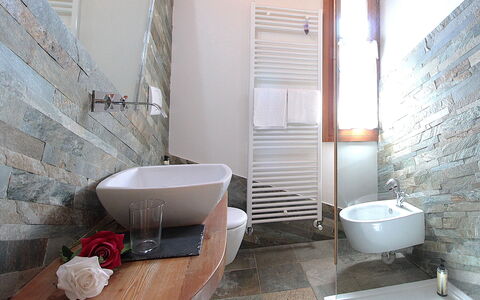 Villa Montello Pool, Jacuzzi, Ac, Wifi, Treviso: Flooring, Fussboden, Interior Design, Armatur, Fliese, Badezimmer, Decke, Zapfhahn, Installation, Steinwand