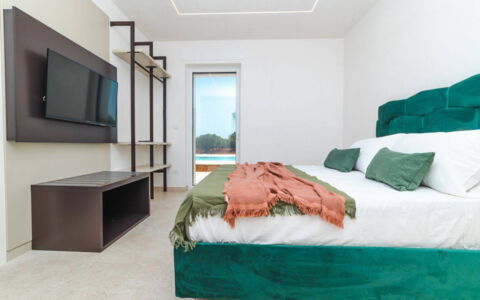 Villa Donnosanto a 5 Minuti Da Spiaggia. Ostuni 10: Interior Design, Möbel, Flooring, Fussboden, Bett, Schlafzimmer, Holz, Decke, Zimmer, Textil