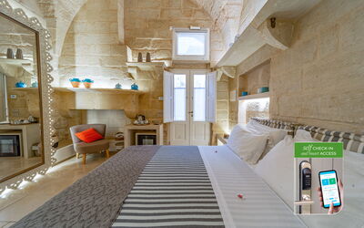 Timilia - Romantic Room - Corte dei Granai: Interior Design, Decke, Wohnung, Möbel, Hotel, Light Fixture, Wohnzimmer, Kissen, Schlafzimmer, Suite