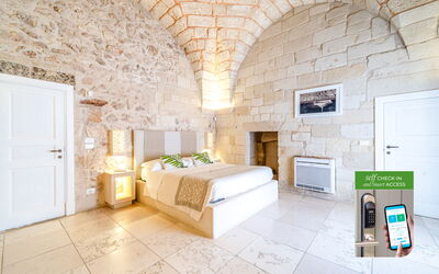 Senatore Cappelli - Deluxe Room with Bath Tub - Co: Interior Design, Wohnung, Decke, Steinwand, Hotel, Wohnzimmer