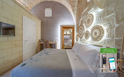 Odisseo - Romantic Room - Corte dei Granai: Interior Design, Decke, Wohnung, Hotel, Schlafzimmer, Kissen, Lampe, Light Fixture, Wohnzimmer