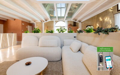 Dante - Romantic Room with Terrace - Corte dei Gra: Interior Design, Möbel, Flooring, Fussboden, Couch, Beleuchtung, Zuhause, Wohnzimmer, Wohnung, Zimmer