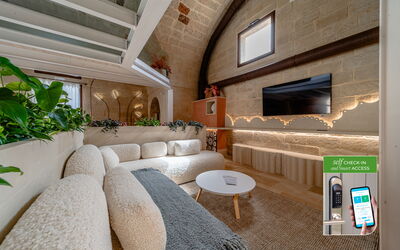 Carlottina Bianca - Romantic Room - Corte dei Gran: Interior Design, Couch, Flooring, Wohnzimmer, Fussboden, Zuhause, Zimmer, Wohnung, Decke