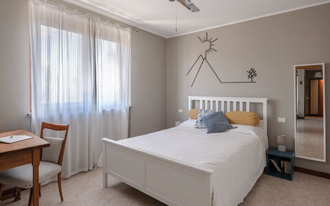 La Casa del Saggio: Bett, Möbel, Interior Design, Schlafzimmer, Bedding, Wand, Fussboden, Flooring, Bettdecke, Decke
