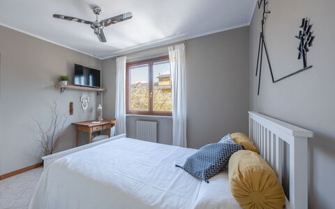 La Casa del Saggio: Bett, Möbel, Interior Design, Bedding, Schlafzimmer, Bettdecke, Wand, Holz, Decke, Zimmer