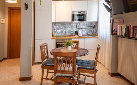La Casa del Saggio: Möbel, Interior Design, Flooring, Holz, Fussboden, Tabelle, Zimmer, Stuhl, Decke, Küche
