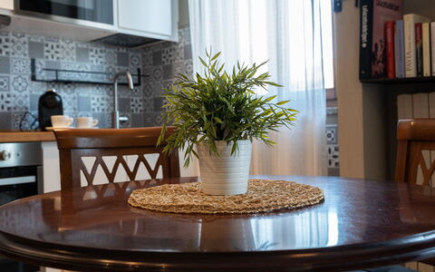 La Casa del Saggio: Möbel, Interior Design, Holz, Tabelle, Blumentopf, Beleuchtung, Flooring, Geschirr, Küche & Esszimmer Tisch, Esszimmer