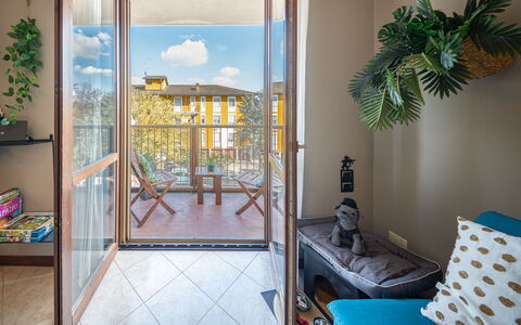 La Casa del Saggio: Holz, Interior Design, Wohnung, Holzbeize, Glas, Stuhl, Holzboden, Hartholz, Balkon, Design