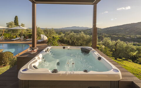 Villa Alessia Luxury: Badewanne, Armatur, Schwimmbad, Freizeit, Resort, Jacuzzi, Eco Hotel, Zimmerpflanze, Design