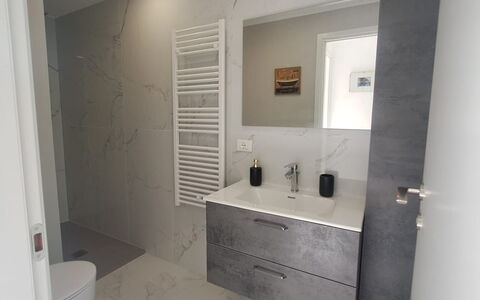 Central Design Flat With Parking, Bogliasco: Flooring, Fussboden, Armatur, Badezimmerschrank, Fliese, Badezimmer, Installation, Bad Sink, Zapfhahn