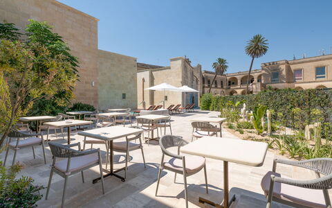 Palazzo Corte Dei Granai: Hof, Hazienda, Estate, Landscaping, Garten, Schatten, Stuhl, Garten, Hotel