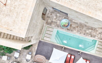 Palazzo Corte Dei Granai: Schwimmbad, Verbundwerkstoff, Wohnung, Gartenmöbel, Resort, Hotel, Sonnenliege, Hof, Villa, Fliese