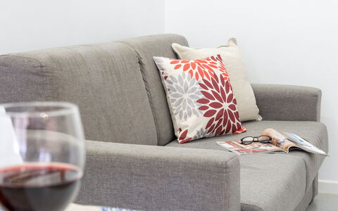 La Rondine Apartment: Möbel, Interior Design, Couch, Kissen, Dekokissen, Textil, Wohnzimmer, Flooring, Kissen, Zuhause