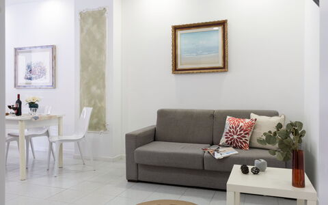 La Rondine Apartment: Möbel, Interior Design, Couch, Wand, Flooring, Fussboden, Wohnzimmer, Zimmer, Tabelle, Beleuchtung