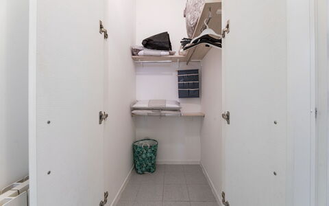 La Rondine Apartment: Flooring, Fussboden, Interior Design, Zimmer, Decke, Wohnung, Armatur, Cabinetry