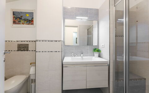 La Rondine Apartment: Armatur, Sinken, Badezimmer, Bad Sink, Interior Design, Flooring, Fussboden, Zapfhahn, Spiegel, Installation