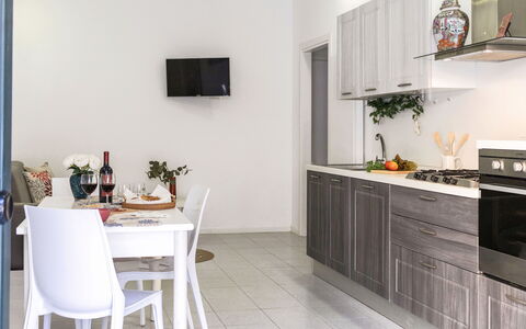 La Rondine Apartment: Möbel, Küche, Küchengerät, Major Appliance, Interior Design, Countertop, Holz, Flooring, Cabinetry, Haushaltsgerät