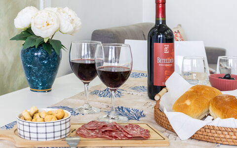 La Rondine Apartment: Essen, Geschirr, Zutat, Kelche, Weinglas, Drinkware, Tabelle, Wein, Flasche