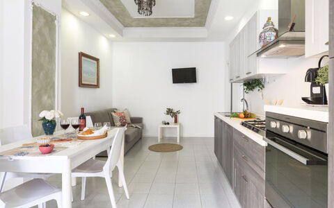 La Rondine Apartment: Möbel, Interior Design, Flooring, Küche, Holz, Major Appliance, Küchengerät, Zuhause, Decke, Countertop