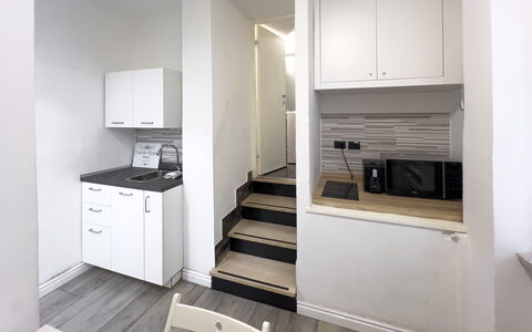 Casa Nina Seconda - Sanremo: Holz, Flooring, Interior Design, Fussboden, Wohnung, Zimmer, Decke, Holzboden, Küche, Major Appliance