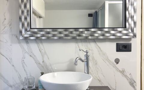 Casa Nina Seconda - Sanremo: Interior Design, Armatur, Spiegel, Bad Sink, Sinken, Flooring, Fussboden, Badezimmer, Zapfhahn, Installation
