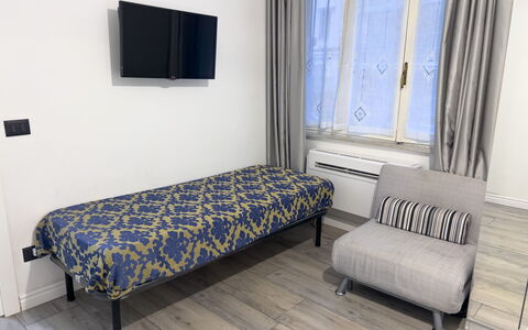 Casa Nina Seconda - Sanremo: Flooring, Fussboden, Interior Design, Möbel, Schlafzimmer, Linens, Bett, Zimmer, Bettdecke, Bettrahmen