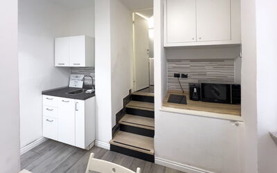 Casa Nina Seconda - Sanremo: Holz, Flooring, Interior Design, Fussboden, Wohnung, Zimmer, Decke, Holzboden, Küche, Major Appliance